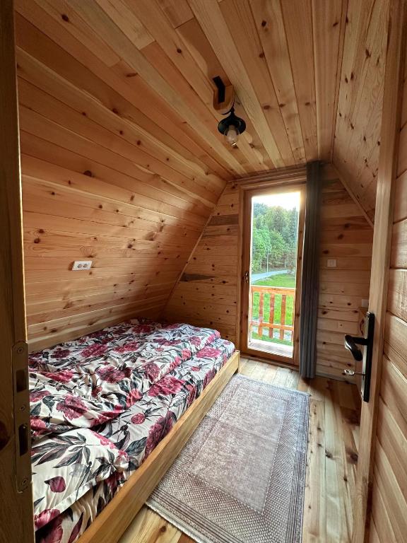 Enterijer brvnare Panda na Tari