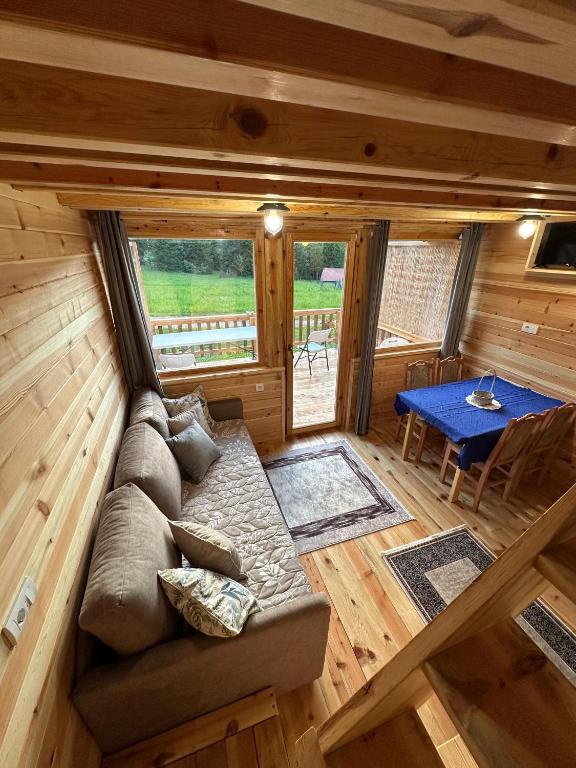 Enterijer brvnare Panda na Tari