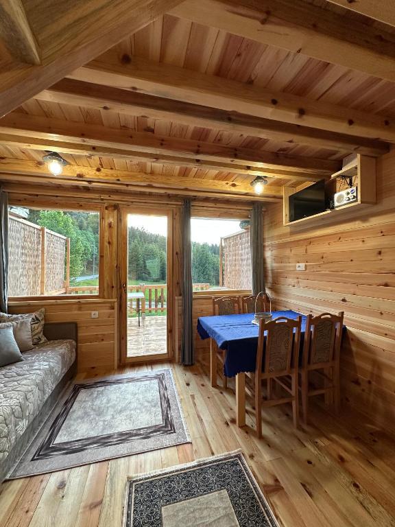 Enterijer brvnare Panda na Tari