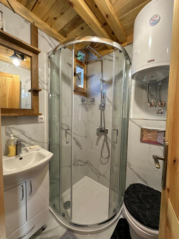 Enterijer brvnare Panda na Tari