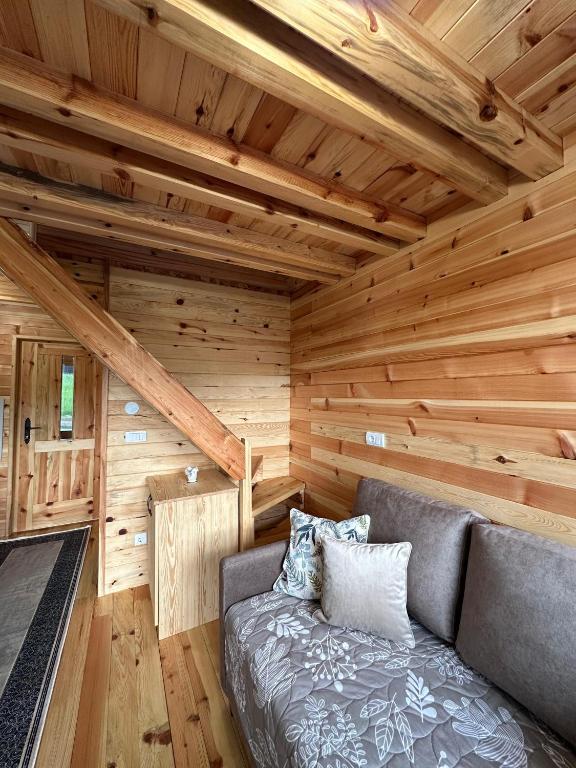 Enterijer brvnare Panda na Tari