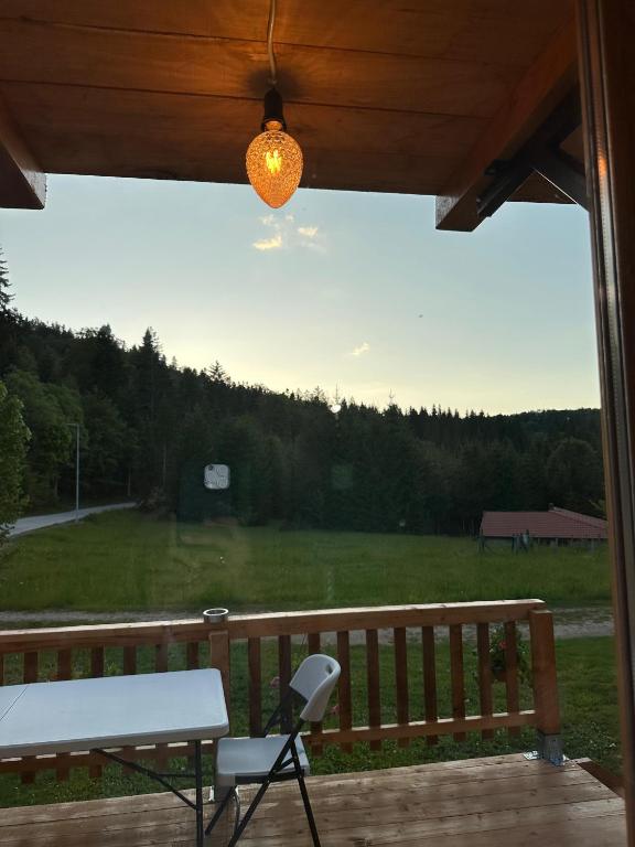 Pogled iz brvnare Panda na planinu Taru