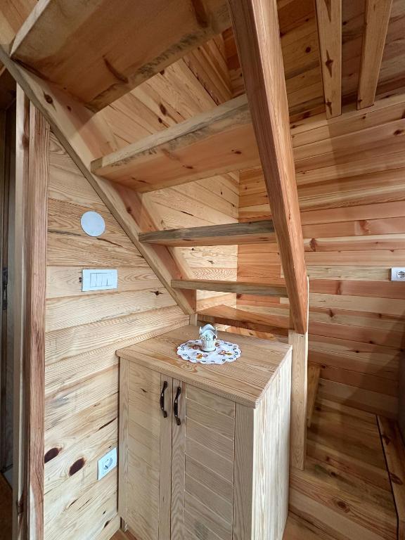 Enterijer brvnare Panda na Tari