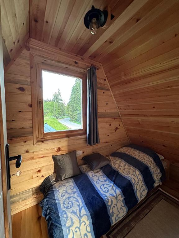 Enterijer brvnare Panda na Tari